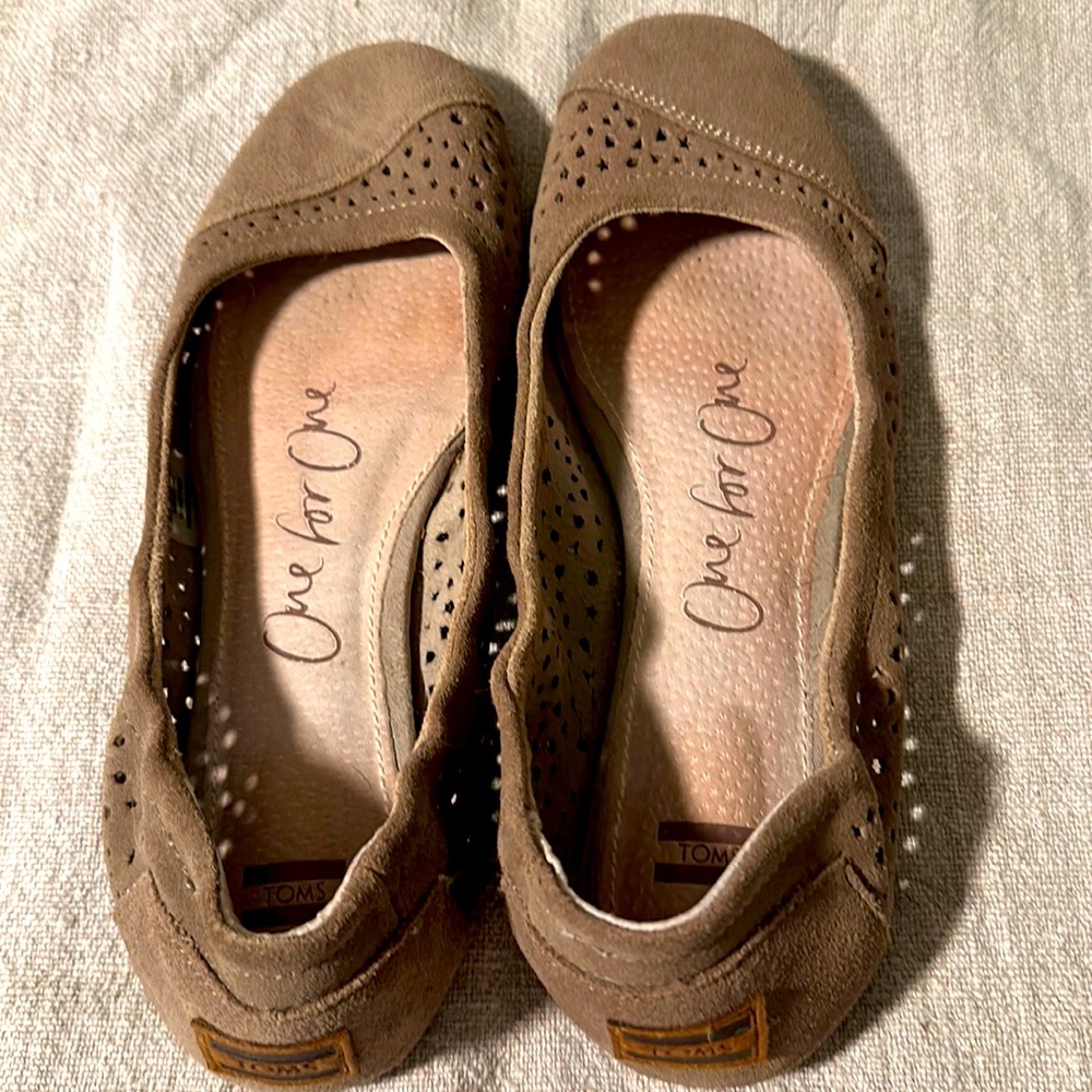 Women’s Toms tan suede flats, size 8. great used condition